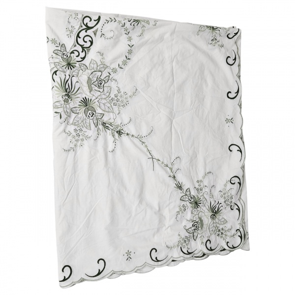 Toalha de mesa, de algodão branco com bordados na tonalidade verde. 300 x 172 cm.