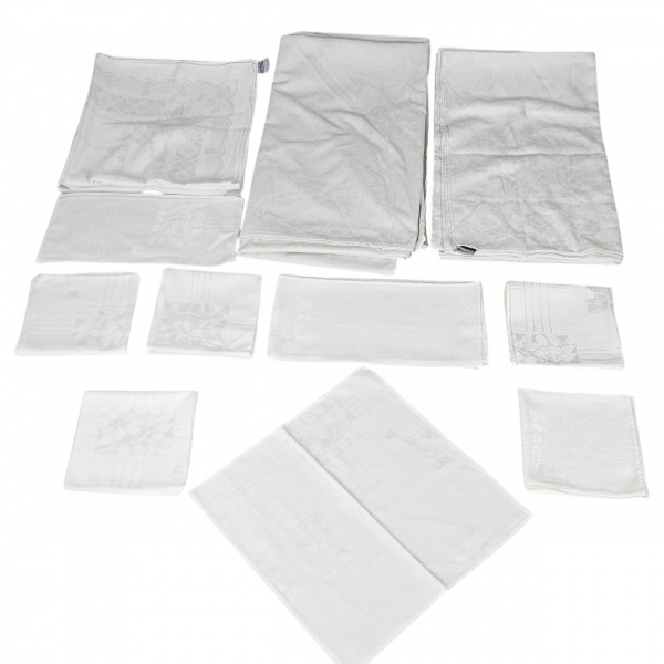 Conjunto de 2 toalhas de mesa adamascadas 285 x 155 cm, 10 guaradanapos e 3 toalhas para carrinho de chá, 85 x 83 cm. Total 15 peças.