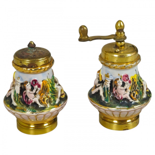 Saleiro e pimenteiro de porcelana italiana Capodimonte. 13 cm altura.