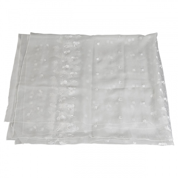 Toalha de organza branca, com bordados floral. 260 x 155 cm. Acompanha forro 240 x 170 cm.
