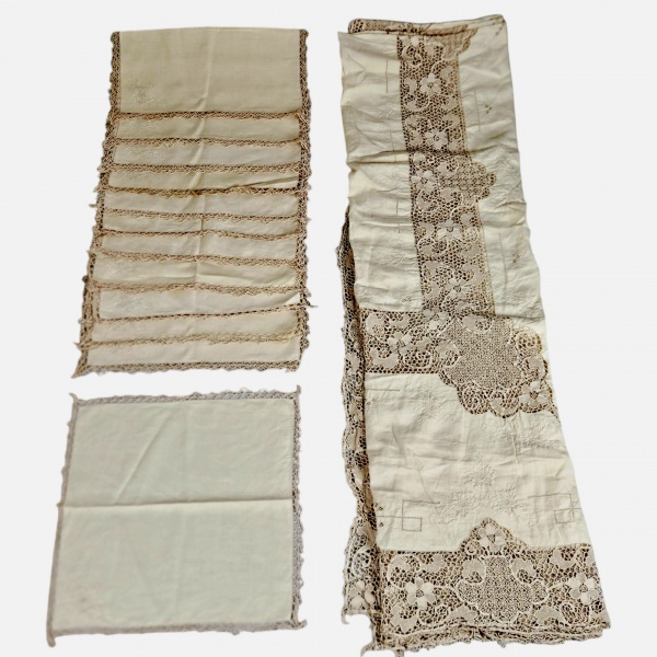 Toalha de mesa e 12 guardanapos de linho com renda estilo irlandês. 275 x 122 cm a toalha.