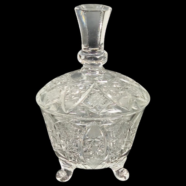 Bomboniere com tampa, de cristal da Bohemia, trasnslucida e totalmente lapidada. (Apresenta alguns bicadinhos na borda). 24 cm altura.