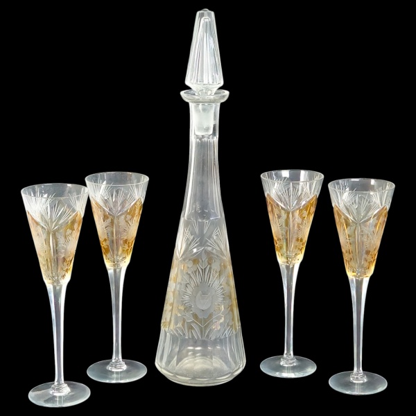 Licoreira e 4 taças para champanhe de cristal translucido e amarelo. 43cm altura.