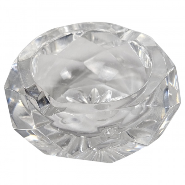 Cinzeiro de cristal Baccarat, translucido, formato circular, fundo em estrela, laterais lapidadas a mão formando losangos. 7,5 x 4 cm de altura.