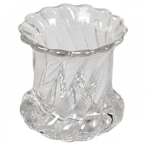 Baccarat, France. Pequeno floereiro de cristal francês, translúcido, selado, estilo neo-clássico, moldado em gomos. Borda ondulada e recortada. 7 x 6,5 cm de altura.