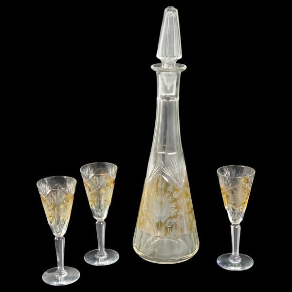 Licoreira e 3 taças para licor, cristal translucido e amarelo. 36 cm altura.