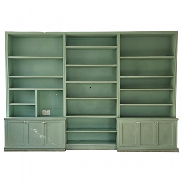 Grande e imponente estante modular (biblioteca de parede inteira) confeccionada em madeira de lei e MDF de alta densidade. O móvel apresenta pintura na elegante tonalidade Verde-Sálvia (Sage Green). E