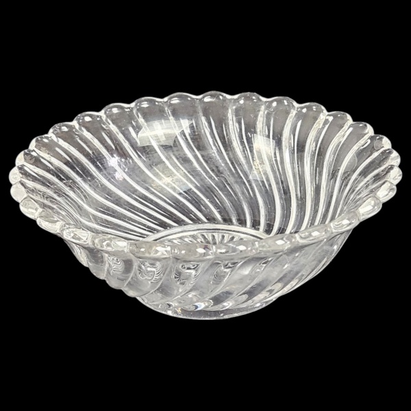 Porta petiscos, de cristal Baccarat selado, borda ondeada, corpo em gomilados torcidos, fundo raiado. 14 x 5 cm de altura.