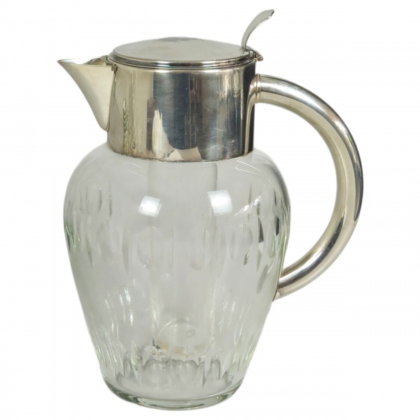 Jarra para água com tubo para gelo, cristal lapidado, com alça e bocal de metal espessurado a prata. 26 cm altura.