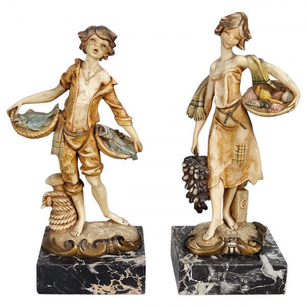 Duas esculturas de material resinado, decorativas, estilo clássico europeu, representando o casal de camponeses sobre base de mármore, século XX. 26 cm de altura.