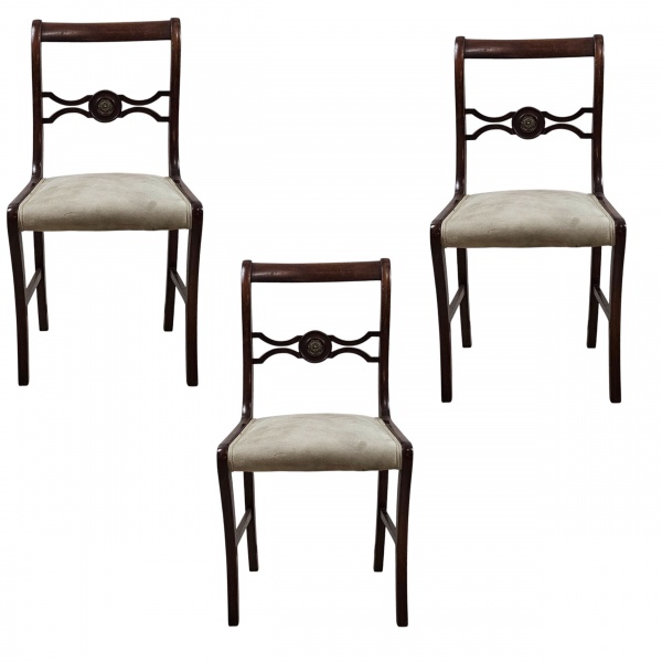Conjunto de 3 cadeiras de mogno, estilo inglês, clássico, encosto vazado com trava central, assento trapezoidal estofado, pernas altas e as dianteiras ligeiramente curvas. 46 x 53 x 86 cm altura.