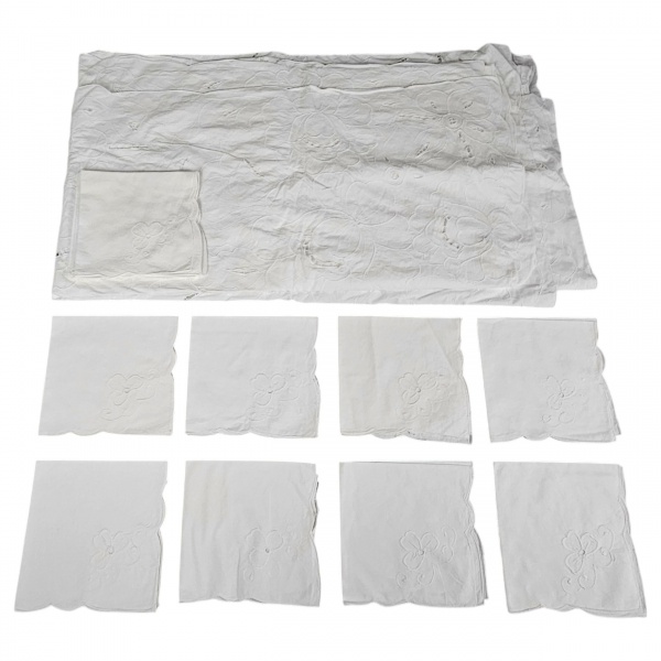 Toalha de mesa de linho branco e 12 guardanapos combinando, bordada em relevo. 370 x 165 cm.