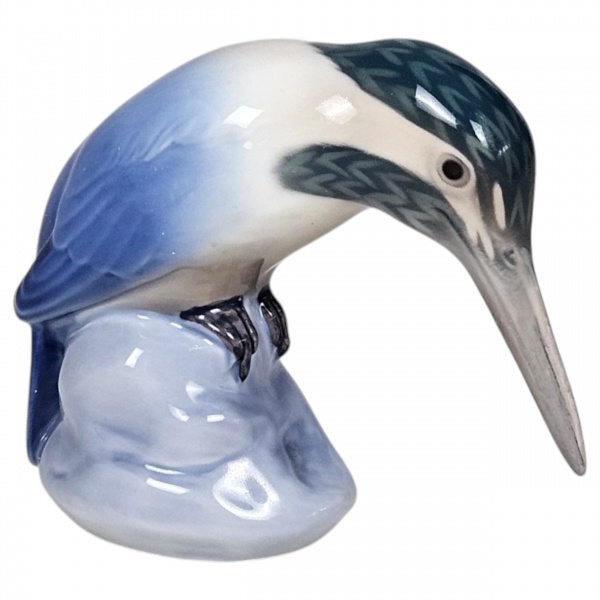 Martim-Pescador sobre base rochosa de porcelana dinamarquesa Bing & Grøndahl (B&G), esmaltada e policromada. 12,5 cm altura.