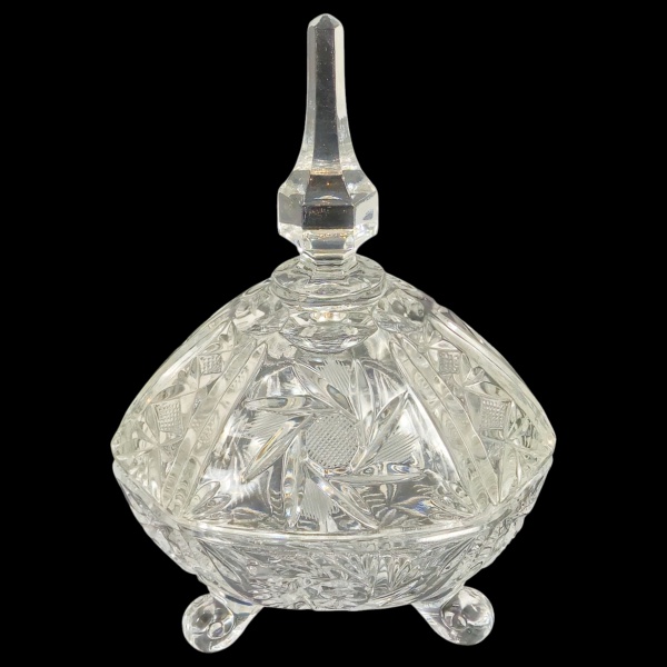 Bela bomboniére de cristal da Bohemia ricamente lapidada. 20 x 14 cm.