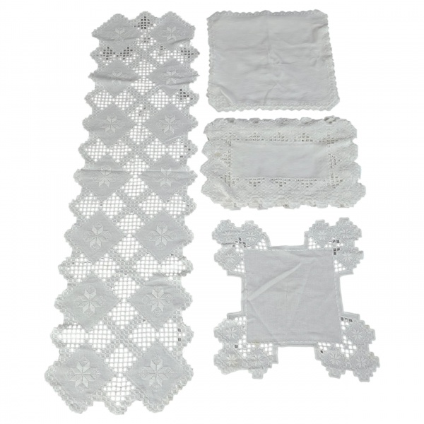 Conjunto de caminho de mesa, jogo americano, guardanapos e centro de mesa. Total 14 peças.