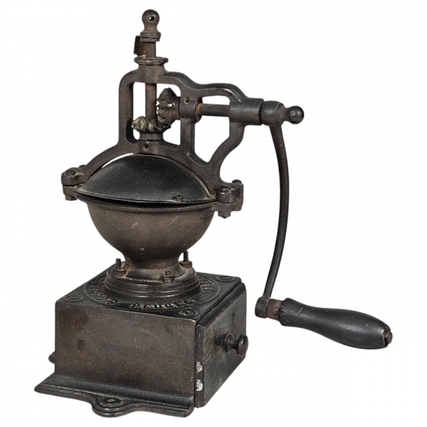 Antigo moedor de café de ferro, Peugeot. 35 x 38 cm altura.