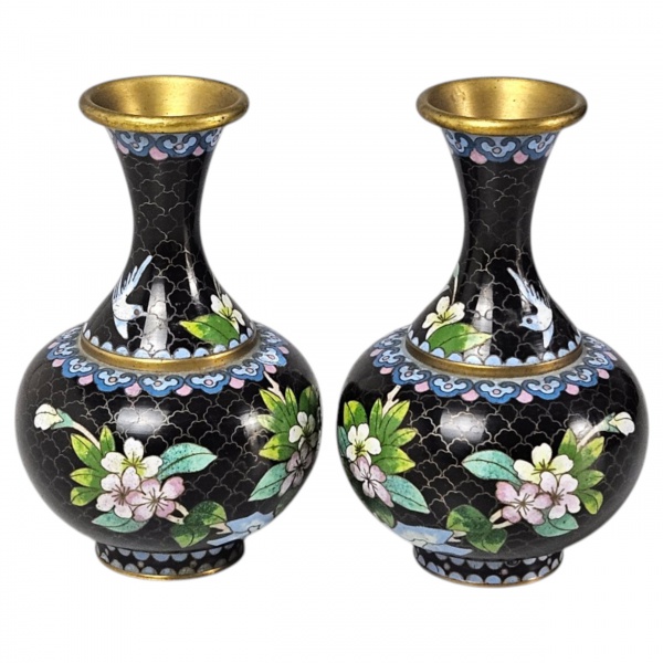 Par de vasos cloisoneé com motivos florais. 16 cm de altura.