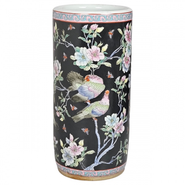 Elegante bengaleiro de porcelana chinesa de exportação, séc. XX, circa de 1970-1980, fundo esmaltado de preto, decorado em policromia com pássaros entre ramos floridos. 45 cm altura.