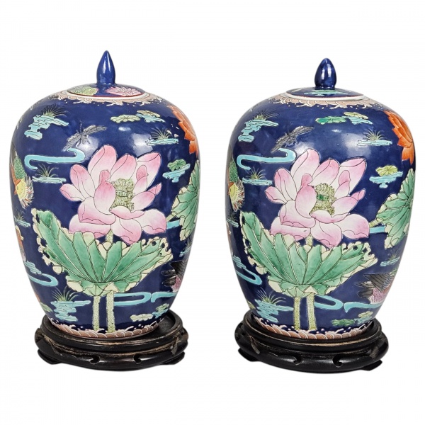 Par de potiches de porcelana chinesa, séc. XX, fundo esmaltado em azul profundo decorado em policromia com flores e outros motivos aquáticos, animais marinhos e libélulas. Pega da tampa no formato de