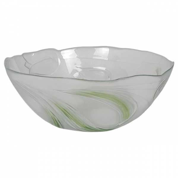 Saladeira de vidro artístico translúcido, formato circular abaulado, apresenta bojo decorado com motivos orgânicos estilizados em relevo, alternando faixas e linhas acetinadas com acabamento em vidro