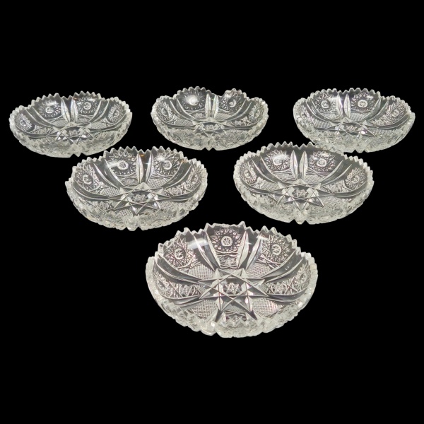 Conjunto de 6 pratinhos para aperitivos, de cristal da Bohemia lapidados. (Apresentam pequenos bicados). 15 cm diâmetro cada.