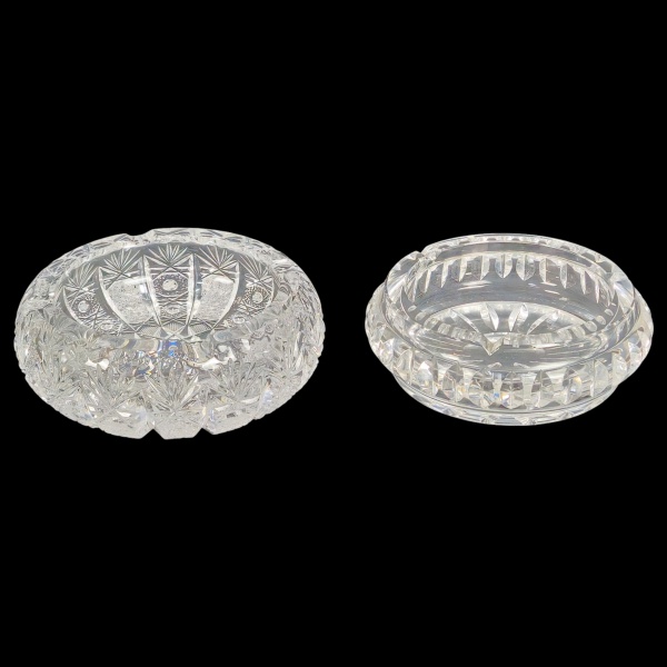Conjunto de 2 cinzeiros de cristal translucidos e lapidados. 16 cm diâmetro.