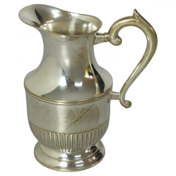 Jarra para água, de metal espessurado a prata. 20 cm altura.