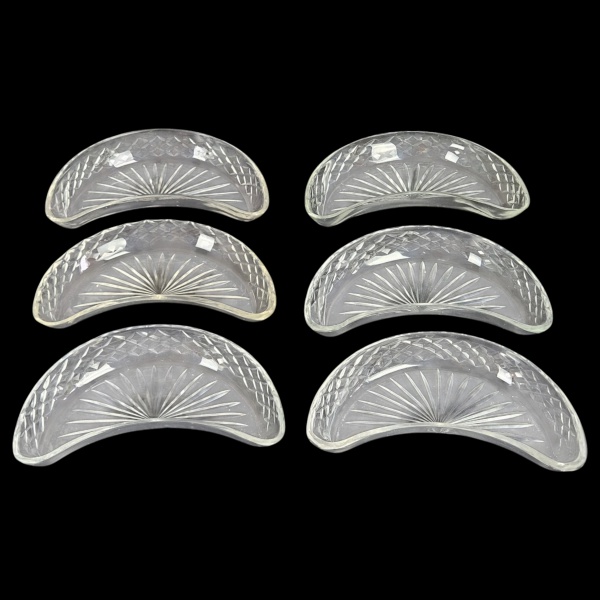 Elegante conjunto composto por 6 covilhetes, confeccionados de cristal moldado e lapidado. Ideais para servir saladas, acompanhamentos ou sobremesas em composições de mesa postas finas. Apresentam fun