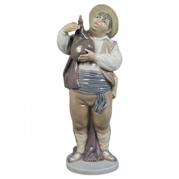 Importante escultura em porcelana fina espanhola da prestigiada manufatura Lladró, de Valência. Intitulada A Toast by Sancho (Sancho Pança brindando, modelo oficial nº 5165), criada pelo consagrado me