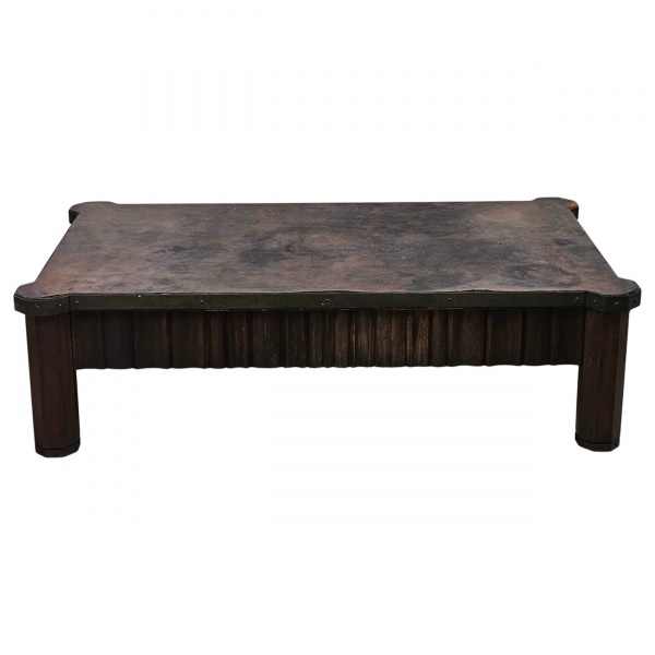 Grande mesa de centro estrutura de madeira de lei, tampo retangular, recortado as quinas e circunfluido por friso de metal. Barra com entalhes sinuosos, pernas robustas e facetadas. 148 x 88 x 41 cm a