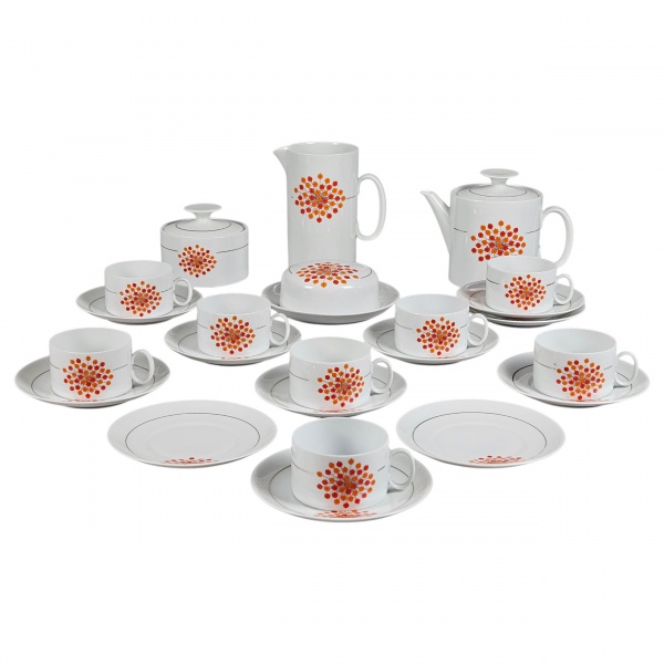 Serviço para chá de porcelana Renner, branca, decorada com pinhas laranja, composto de: 8 xícaras para chá com 11 pires, 1 bule, 1 leiteira, 1 açucarareiro e uma manteigueira com tampa. Total 23 peças