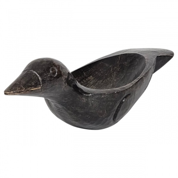 Fruteira/gamela antiga confeccionada artesanalmente em monobloco de madeira nobre maciça, esculpida à mão no formato de um pato. 75 x 21 cm.