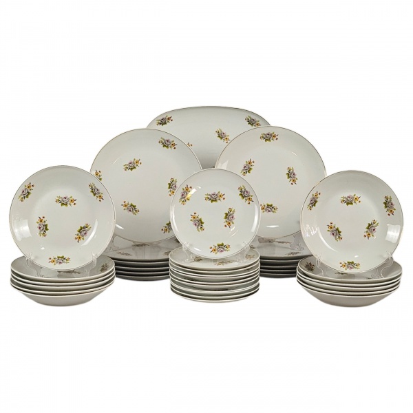 Conjunto de pratos de porcelana decorada com pequenos buquês floridos e borda prateada, manufatura Real São Paulo, composto de: 12 pratos rasos, 12 pratos fundos, 11 para sobremesa e 1 travassa oval.