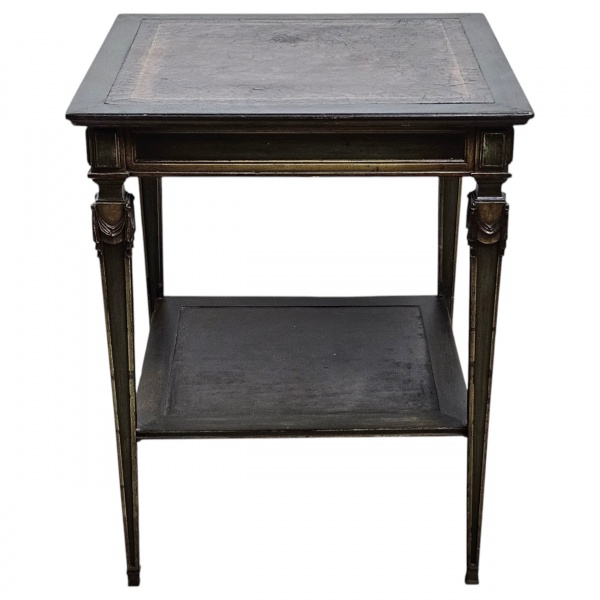 Mesa lateral antiga, estilo francês Luís XVI, caracterizada por suas pernas finas e afuniladas com entalhes ornamentais no topo. 55 x 55 x 69 cm altura.