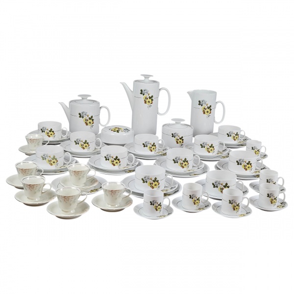 Serviço para chá e café de porcenala Renner, branca, decorada em reserva com delicadas flores em policromia e frisos a ouro, composto de:1bule para chá, 1 bule para café, leiteira, açucareiro com tamp
