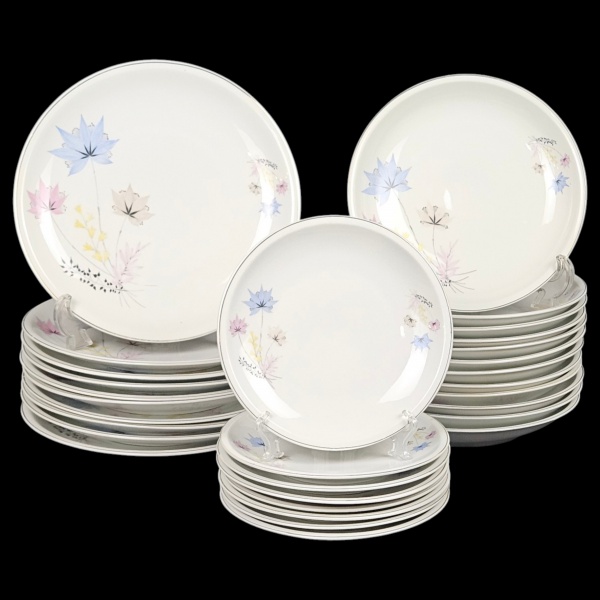 Remanescente de serviço para jantar, de porcelana Real São Paulo, decoração floral, composto de: 10 pratos rasos, 12 pratos fundos e 8 para sobremesa. Total 30 peças. (Obs.: 3 peças com pequenos bicad