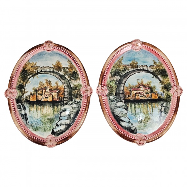 Par de placas decorativas de cerâmica esmaltada pintada a mão, com reserva central decorada com cenas do cotidiano, 40 x 31cm.