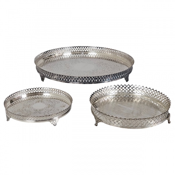 Maravilhoso conjunto de 3 salvas bilheteiras com borda em gradinha, sendo uma de grandes dimensões (41 cm) e 2 médias (24 e 21 cm diâmetro). Brasil, séc. XX.