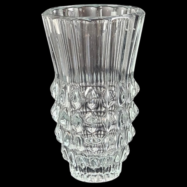 Belo vaso em cristal, modelo Libochovice de Rudolf Jurnikl, lançado em 1963. 25 x 15 cm. (Sem uso)