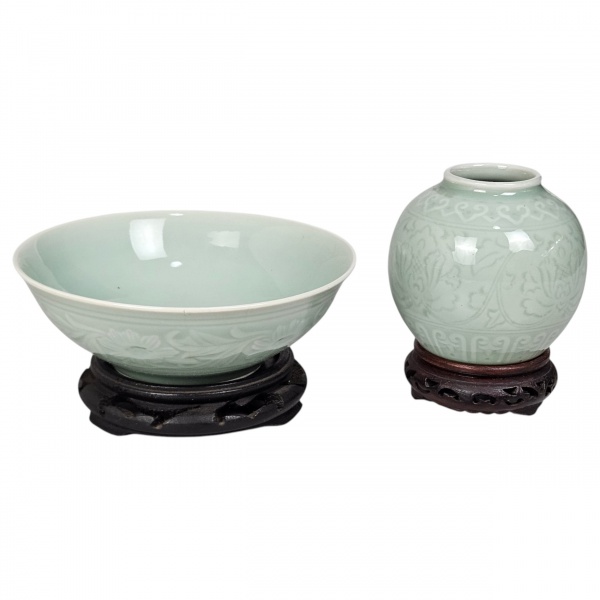 Conjunto de bowl e pequeno vaso em porcelana chinesa Celadon, China, séc. XX. (O bowl possui 2 pequenos cabelos internos) 6 x 17,5 e 10 x 10,5 cm e 2 conchas decorativas. (No estado. O bowl apresenta