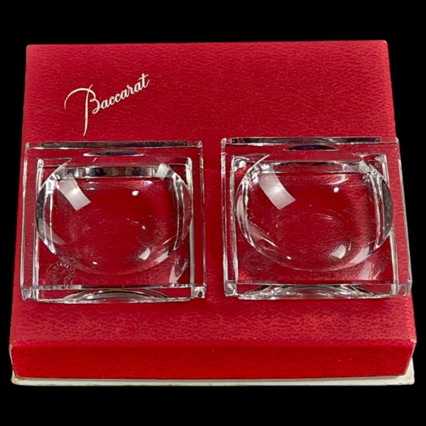 Baccarat. Estojo com 2 peças, provavelemente saleiro e pimenteiro em cristal francês da manufatura Baccarat. Marcas na base. (Na embalagem original). França, séc. XXI. 6 x 6 cm. ( 1 com 2 pequenos bic