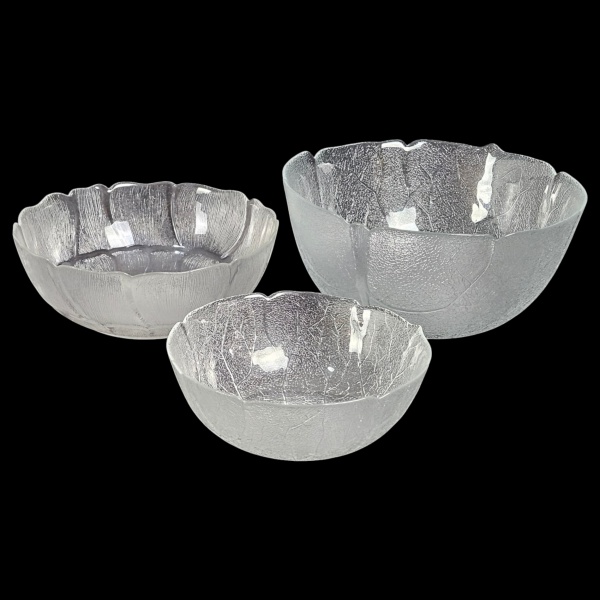 Conjunto de 3 saladeiras de diferentes dimensões de vidro prensado trabalhado. 14 x 30 cm, 9,5 x 26,5 cm e 8 x 22 cm.