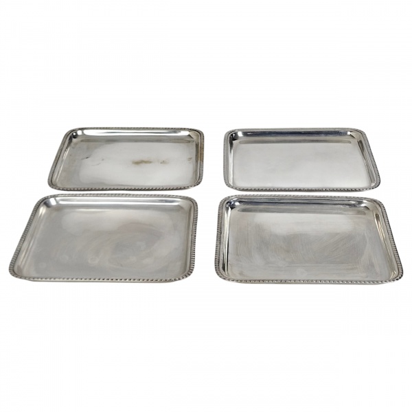 Conjunto de 4 bandejas quadradas em metal espessurado a prata da manufatura Meridional. Pouco uso. 26 x 26 cm.