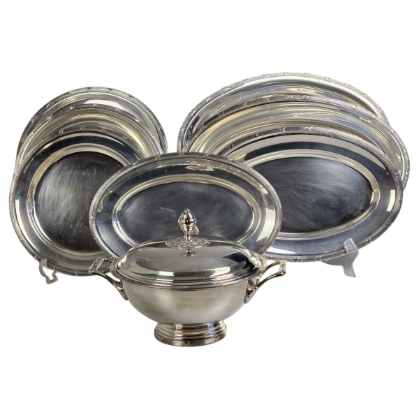 Baixela de jantar de metal espessurado a prata da manufatura Fracalanza, modelo Regence, composto de 8 peças, sendo 4 travessas ovais (53 x 36 cm, 50 x 32 cm, 41 x 27 cm e 38 x 24 cm), 3 travessas red