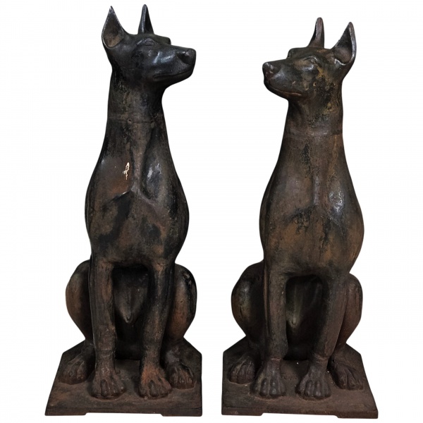Escultura de ferro fundido. Par de cachorros Doberman, França, circa 1802. 87 cm de altura.