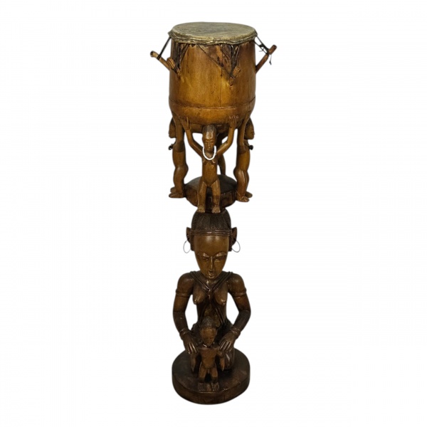 Escultura Decorativa em Madeira Esculpida (Tambor Ritual).Peça artesanal de grande valor decorativo, composta por escultura em madeira maciça que representa figura humana em base circular, sustentando