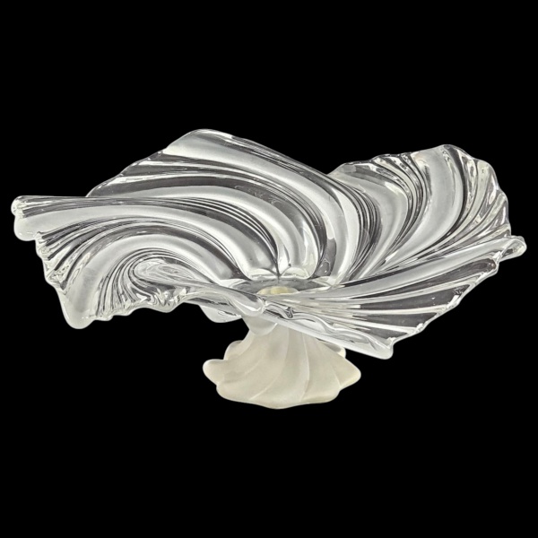 Elegante centro de mesa de cristal liso e fosqueado, soprado e moldado a mão. Borda amplamente ondulada em torcidos formato movimentos fluidos semelhante a pétalas. Base opalescente em forma de pedest