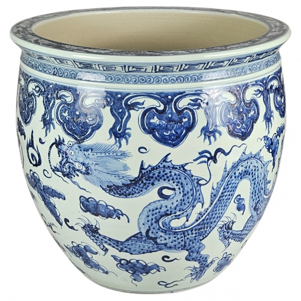Belo aquário, cachepô, de porcelana chinesa azul e branca, decorada com dragões, um motivo clássico da arte da cerâmica chinesa, inspirado nas porcelanas Ming. O dragão, símbolo do poder, força e boa