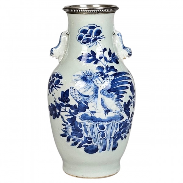 Floreiro de porcelana chinesa, dinastia King, decorado com aves e borda de prata. 23 cm altura. Séc.XVIII.