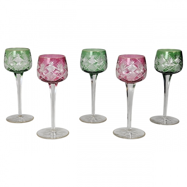 Belo conjunto de de 5 copos de cristal tcheco, lapidados a mão, de pés elevados, borda e base filetada a ouro, sendo 3 verdes e 2 rosê. 19,5 cm altura.